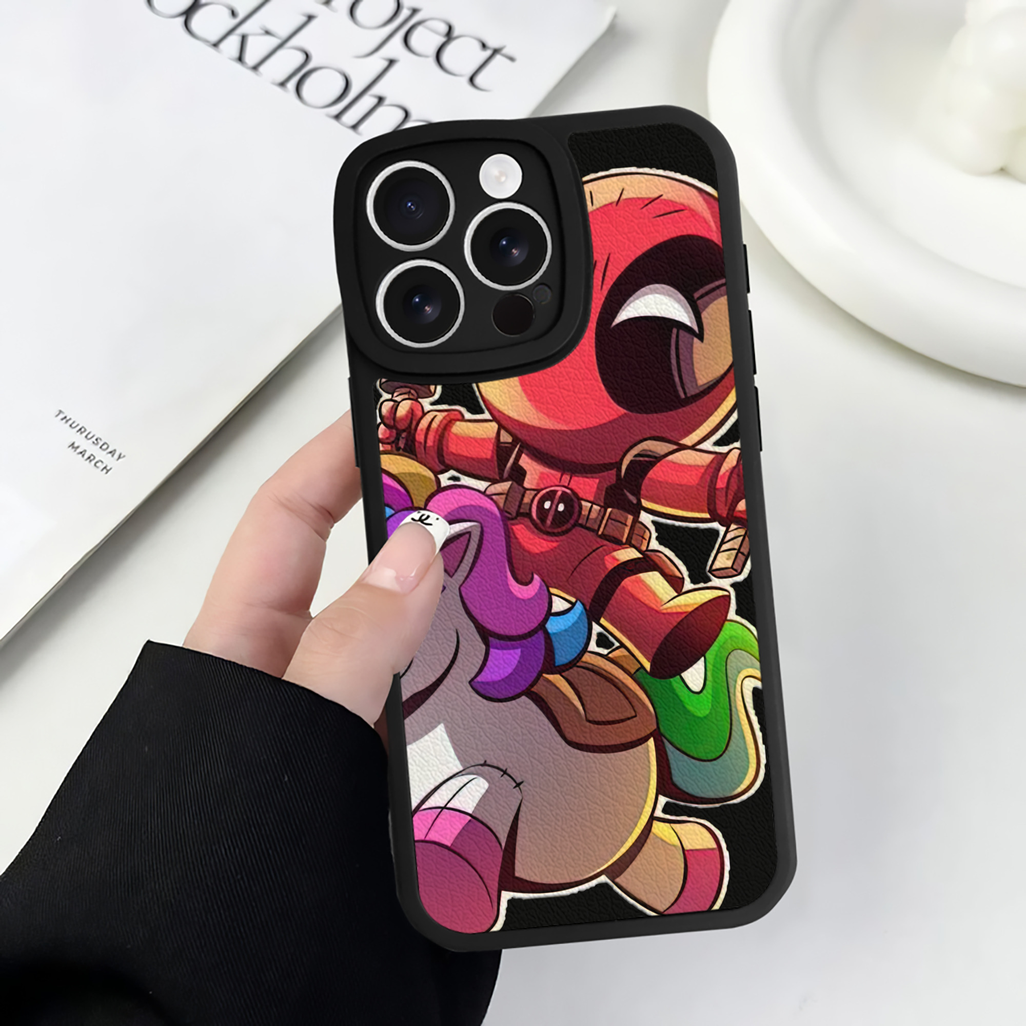 （画像用） Deadpool デッドプール 【iPhone 16シリーズ対応】シリコンスマホケース（レザー調） 材質：シリコン